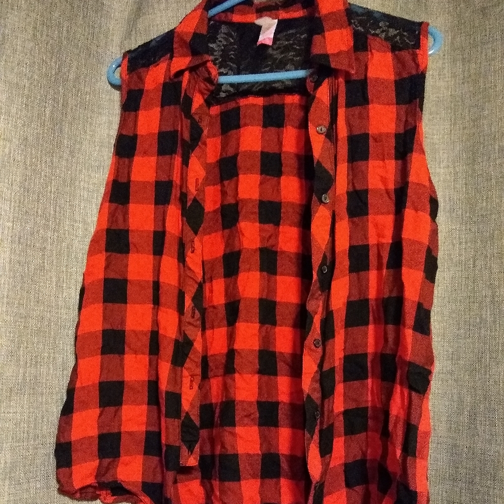 Women's sleeveless button down shirt